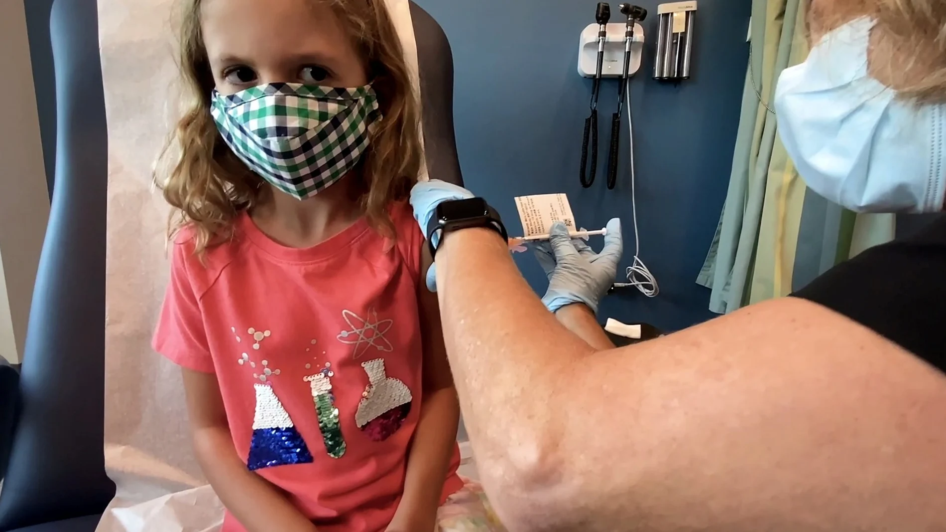 Una niña de 7 años recibe la vacuna de Pfizer en un ensayo clínico en la Universidad de Durham (Carolina del Norte, EE UU)