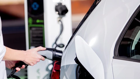 Madrid encabeza, con diferencia, las matriculaciones de coches electrificados en España