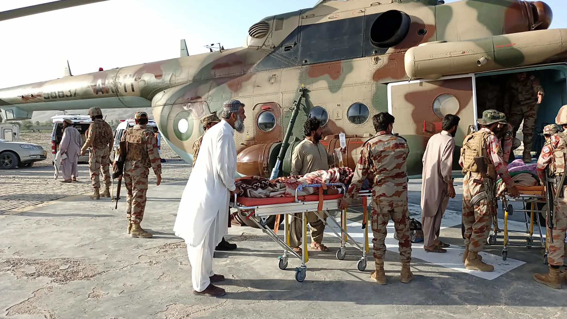 Soldados paquistaníes tratan de salvar heridos tras el terremoto en el suroeste de Pakistán