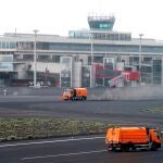 La acumulación de ceniza en las pistas deja inoperativo el aeropuerto La Palma