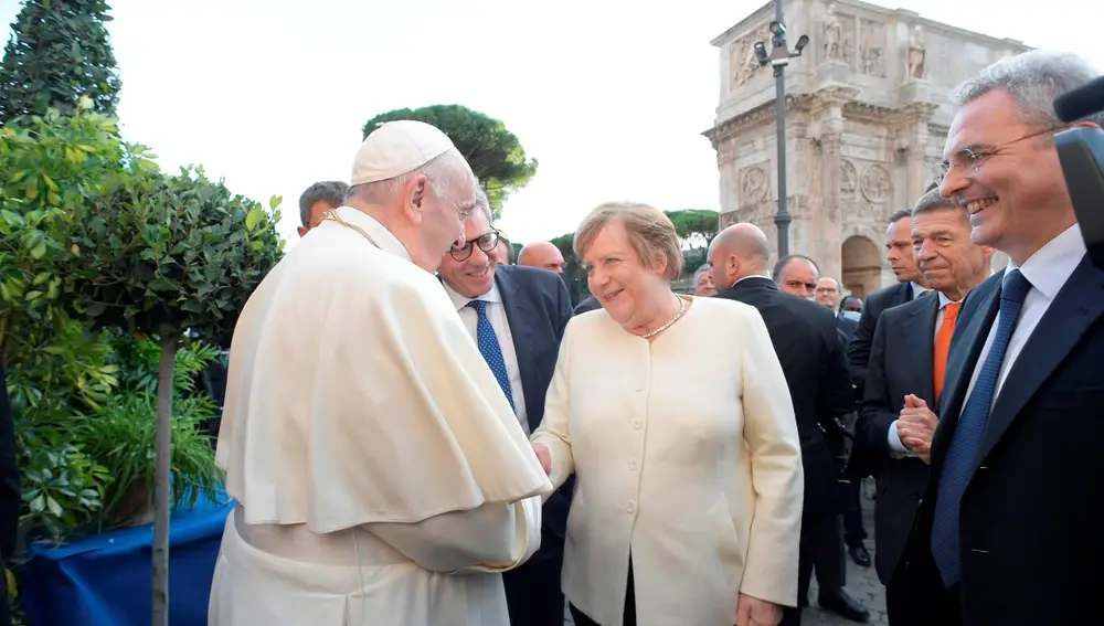 Merkel aprovechó su visita al Vaticano para conocer al Papa Francisco y el trabajo de la Universidad Gregoriana, donde se imparten cursos para prevenir y proteger de los abusos dentro de la Iglesia a menores y personas vulnerables