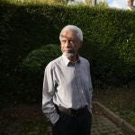 El escritor Abdulrazak Gurnah posa en su casa de Canterbury