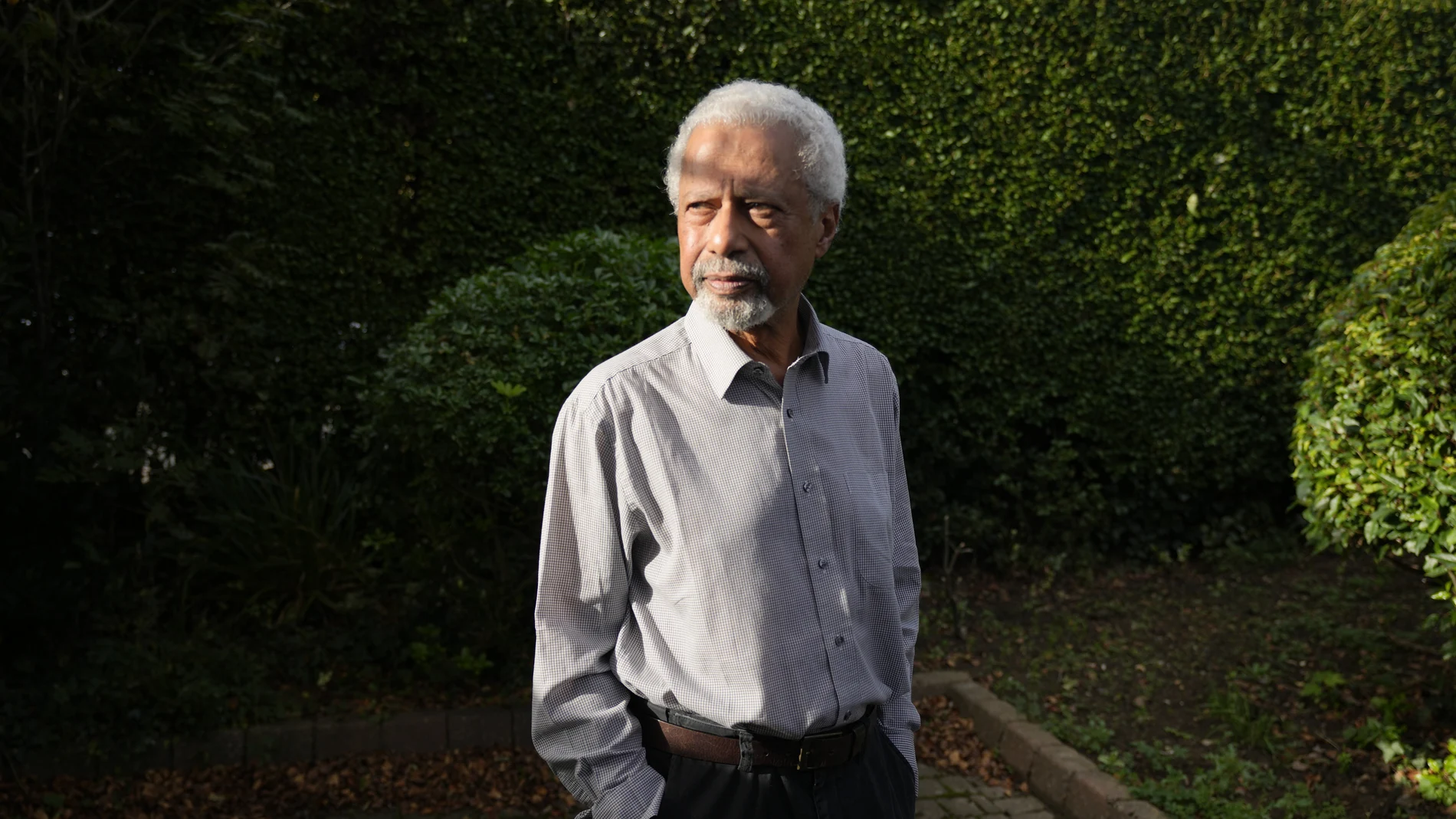 El escritor Abdulrazak Gurnah posa en su casa de Canterbury
