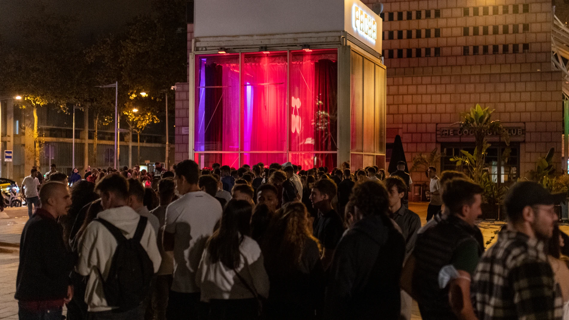 Grupos de jóvenes en las inmediaciones de un local de ocio nocturno en Barcelona