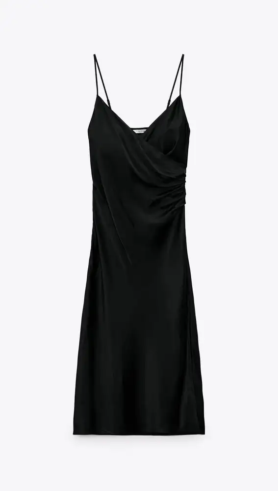 Vestido drapeado de tirantes en color negro, de Zara