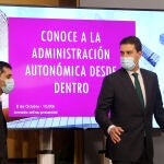 El consejero de la Presidencia, Ángel Ibañez, ofrece una ponencia sobre el funcionamiento de la Administración autonómica a los miembros de la Fundación EXECyL. En la imagen, junto a Francisco Hevia, su presidente