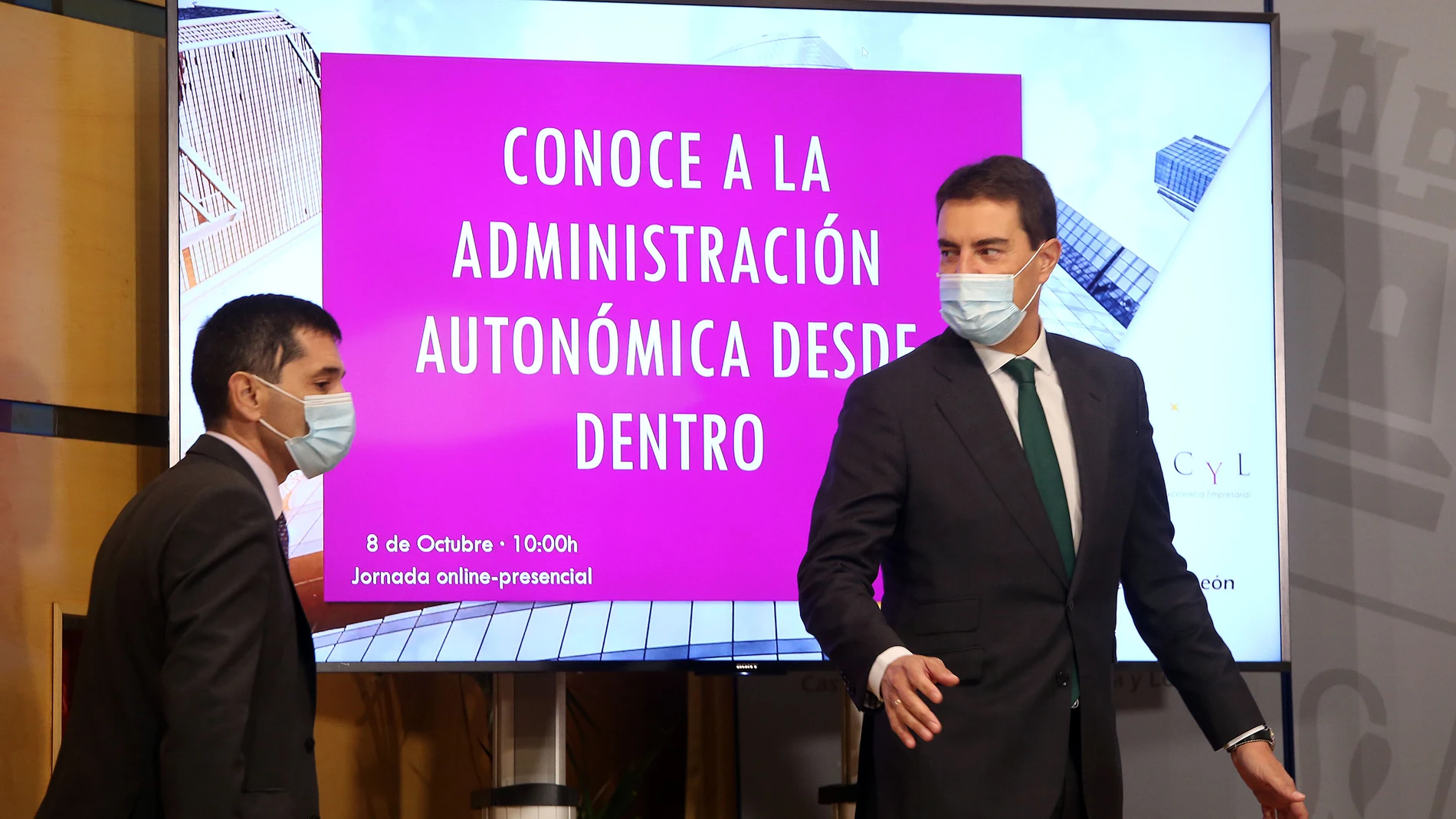 El consejero de la Presidencia, Ángel Ibañez, ofrece una ponencia sobre el funcionamiento de la Administración autonómica a los miembros de la Fundación EXECyL. En la imagen, junto a Francisco Hevia, su presidente