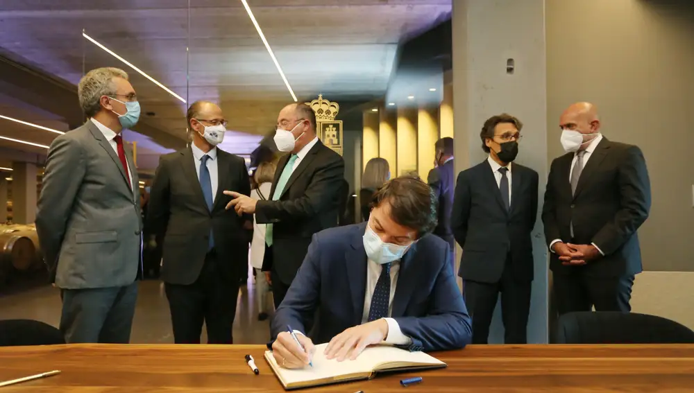 El presidente de la Junta de Castilla y León, Alfonso Fernández Mañueco, asiste a la presentación de 'Esencia Matarromera' junto al bodeguero Carlos Moro