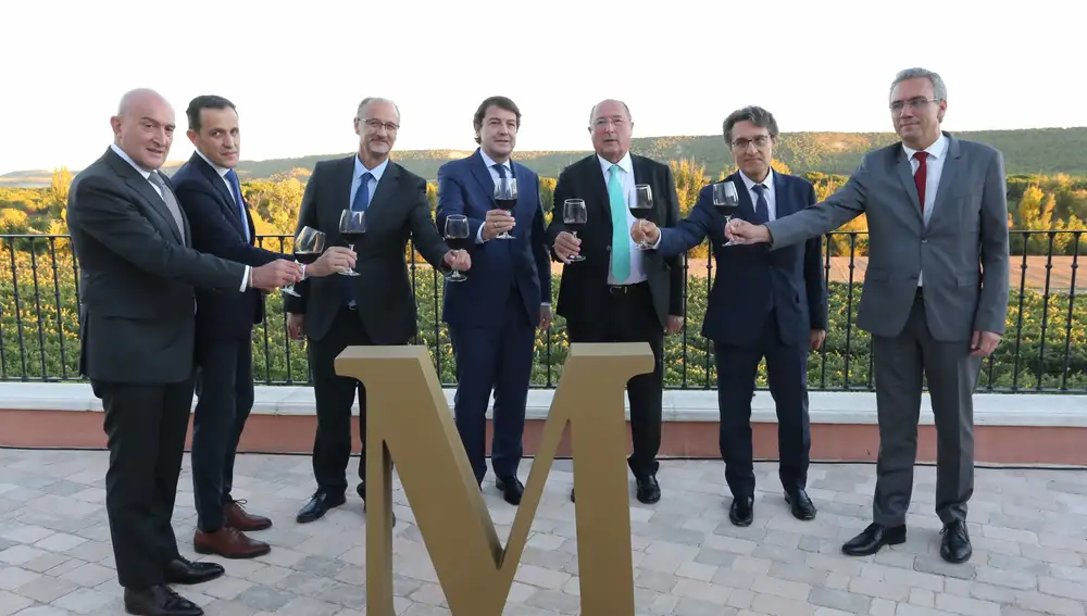 El presidente Fernández Mañueco, Luis Fuentes, Javier Izquierdo, Jesús Julio Carnero, Conrado Íscar, Carlos Moro y Fernando Miranda, entre otros, en la presentación de 2Esencia Matarromera"