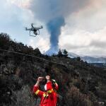 Un experto de la Unidad Militar de Emergencias controla uno de los drones desplegados que aportan información sobre la evolución de la erupción