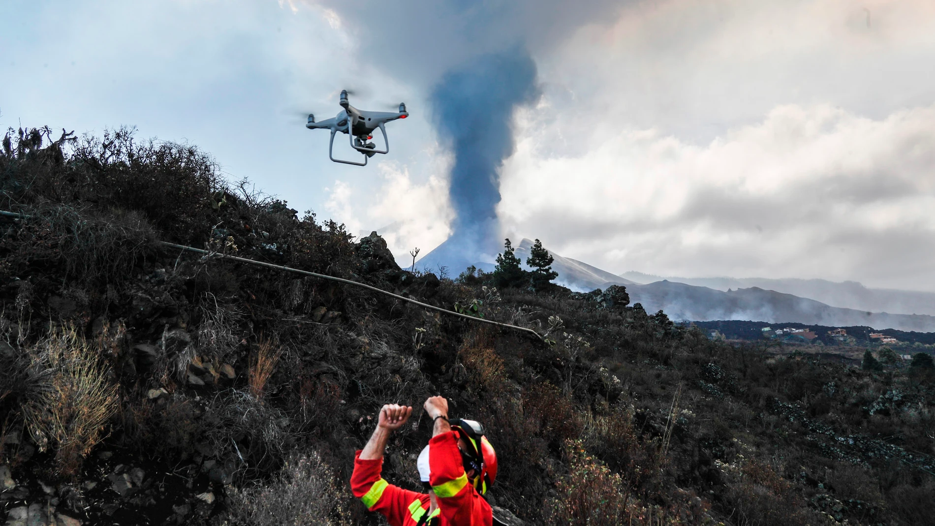 Un experto de la Unidad Militar de Emergencias controla uno de los drones desplegados que aportan información sobre la evolución de la erupción