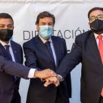 El consejero de Economía y Hacienda, Carlos Fernández Carriedo (c); el presidente de la Diputación de Ávila, Carlos García (i); y el alcalde de Ávila, Jesús Manuel Sánchez (d), firman el protocolo para la puesta en marcha del Centro de Transferencia del Conocimiento