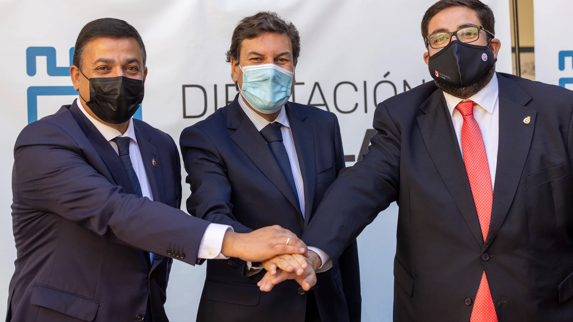 El consejero de Economía y Hacienda, Carlos Fernández Carriedo (c); el presidente de la Diputación de Ávila, Carlos García (i); y el alcalde de Ávila, Jesús Manuel Sánchez (d), firman el protocolo para la puesta en marcha del Centro de Transferencia del Conocimiento