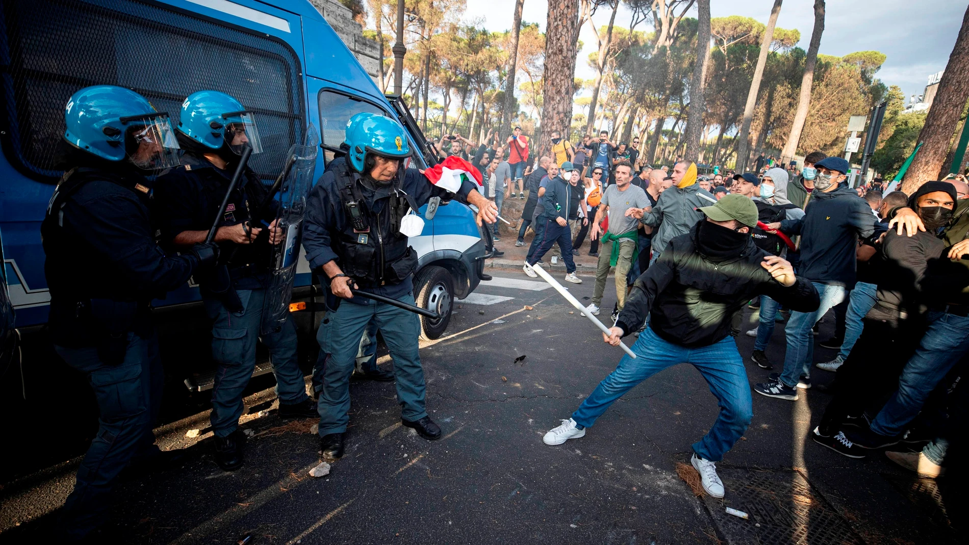 Fuertes enfrentamientos en la protesta en Roma contra el pasaporte sanitario