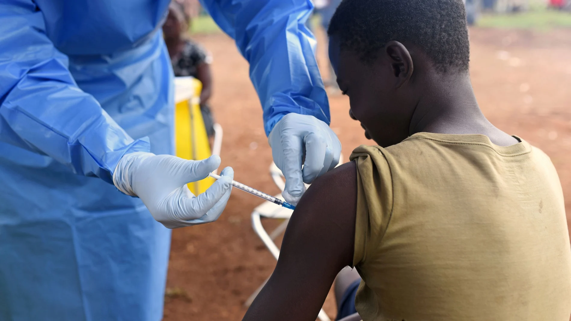 Un trabajador de la salud congoleño administra la vacuna contra el ébola a un niño que tuvo contacto con un enfermo en la aldea de Mangina,