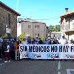 Unas 300 personas participan en una manifestación en Villardeciervos (Zamora) para reclamar los servicios rurales médicos previos a la pandemia