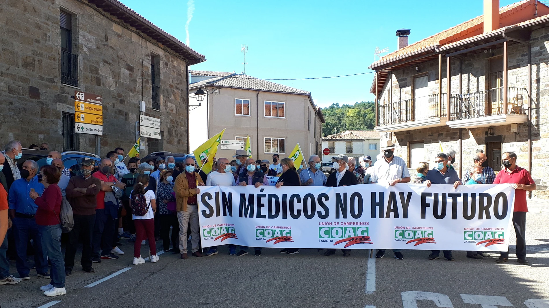 Unas 300 personas participan en una manifestación en Villardeciervos (Zamora) para reclamar los servicios rurales médicos previos a la pandemia