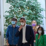El periodista Quique Peinado, el presidente del Gobierno, Pedro Sánchez; la periodista Victoria Cid y la ministra de Sanidad, Carolina Darais, en el acto institucional ‘Salud Mental y COVID-19’, en el Palacio de la Moncloa09/10/2021
