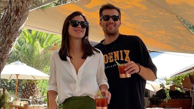 Mery Turiel con un amigo disfrutando en Ibiza.