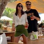 Mery Turiel con un amigo disfrutando en Ibiza.
