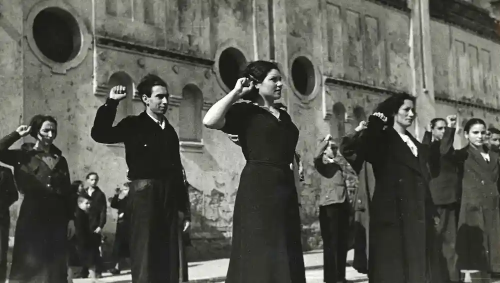 Miembros de las Juventudes Socialistas Unificadas de Gijón durante un acto (29 de marzo de 1937)