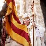 Cañizares recibe a la Senyera de Lo Rat Penat a las puertas de la Catedral de Valencia