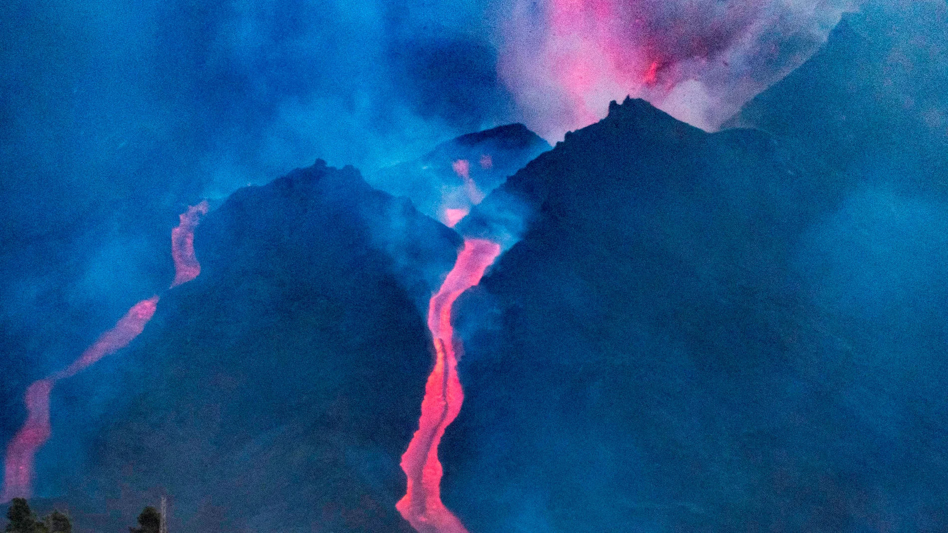 El volcán no da tregua y la pasada noche se produjo la caida parcial de su cono, emitiendo grandes cantidades de lava. La nueva colada de lava está generando una tremenda destrucción a su paso y dificultando el movimiento de los científicos en la zona, ha advertido este sábado el Instituto Volcanológico de Canarias (Involcan).