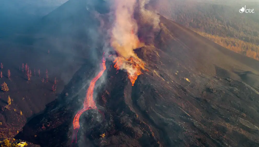 La lengua de lava recorre la ladera del volcán