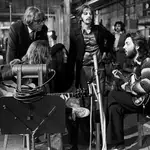 De izda. a dcha.: (de pie) Michael Lindsay-Hogg y Ringo Starr. Sentados, John Lennon, Yoko Ono y Paul McCartney