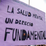 Una mujer sostiene una pancarta donde se lee "La salud mental un derecho fundamental", en una marcha con motivo del Día Mundial de la Salud Mental, a 10 de octubre de 2021, en Madrid