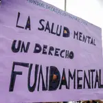 Una mujer sostiene una pancarta donde se lee &quot;La salud mental un derecho fundamental&quot;, en una marcha con motivo del Día Mundial de la Salud Mental, a 10 de octubre de 2021, en Madrid