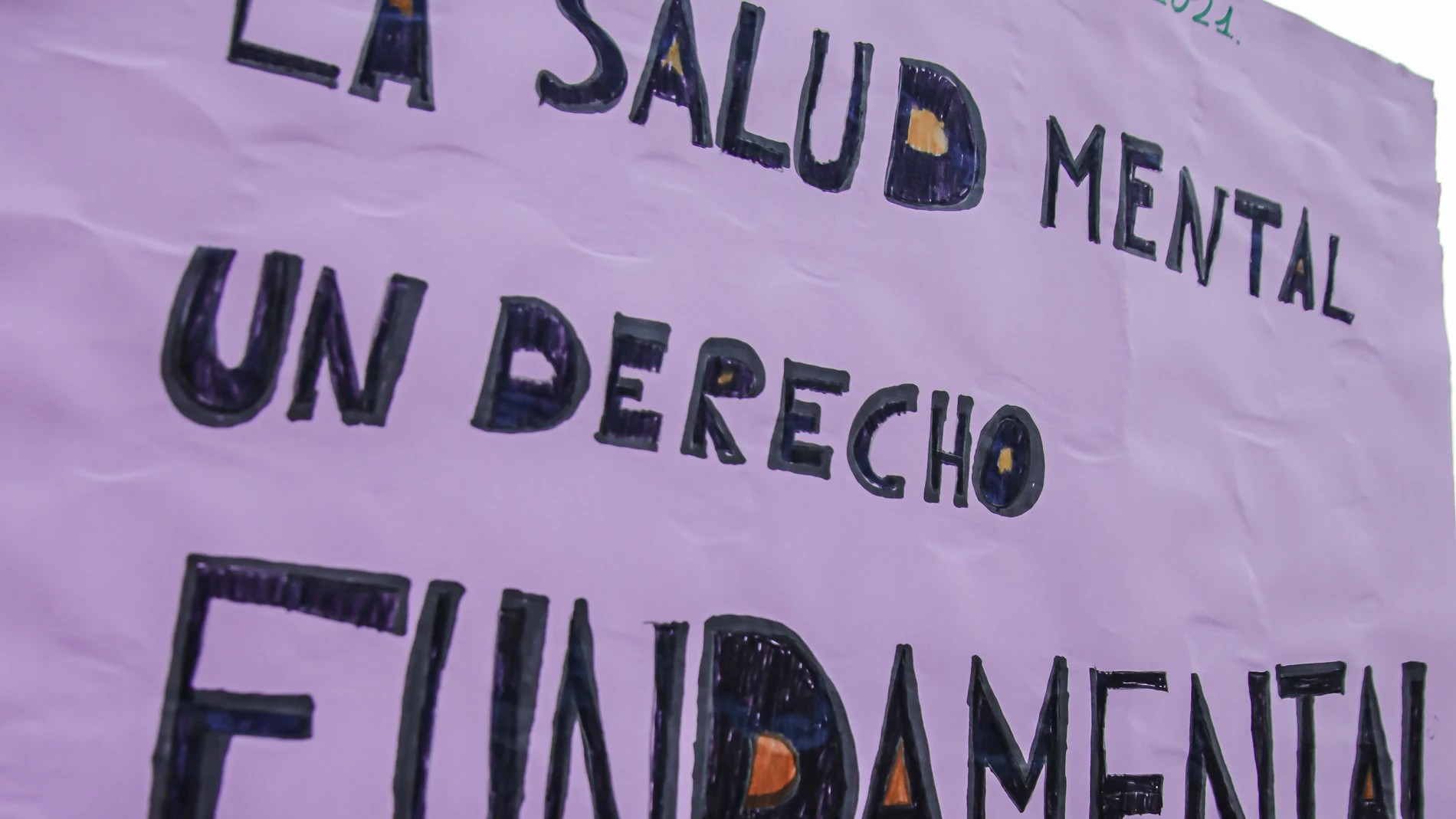 Una mujer sostiene una pancarta donde se lee "La salud mental un derecho fundamental", en una marcha con motivo del Día Mundial de la Salud Mental, a 10 de octubre de 2021, en Madrid