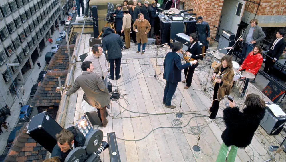Los Beatles, en la azotea de Apple, su compañía discográfica, en enero de 1970