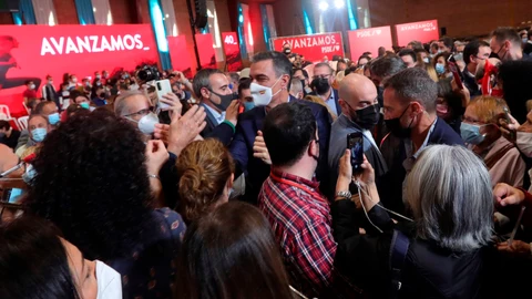 El presidente del Gobierno y secretario general del PSOE, Pedro Sánchez (c), rodeado de partidarios durante un acto del PSOE celebrado este domingo en Ponferrada.