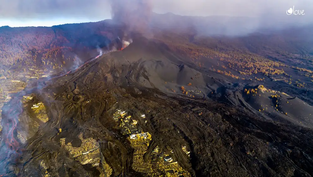 El mar de lava ha cubierto la práctica totalidad de las construcciones que se encontraban en la ladera y a sus pies