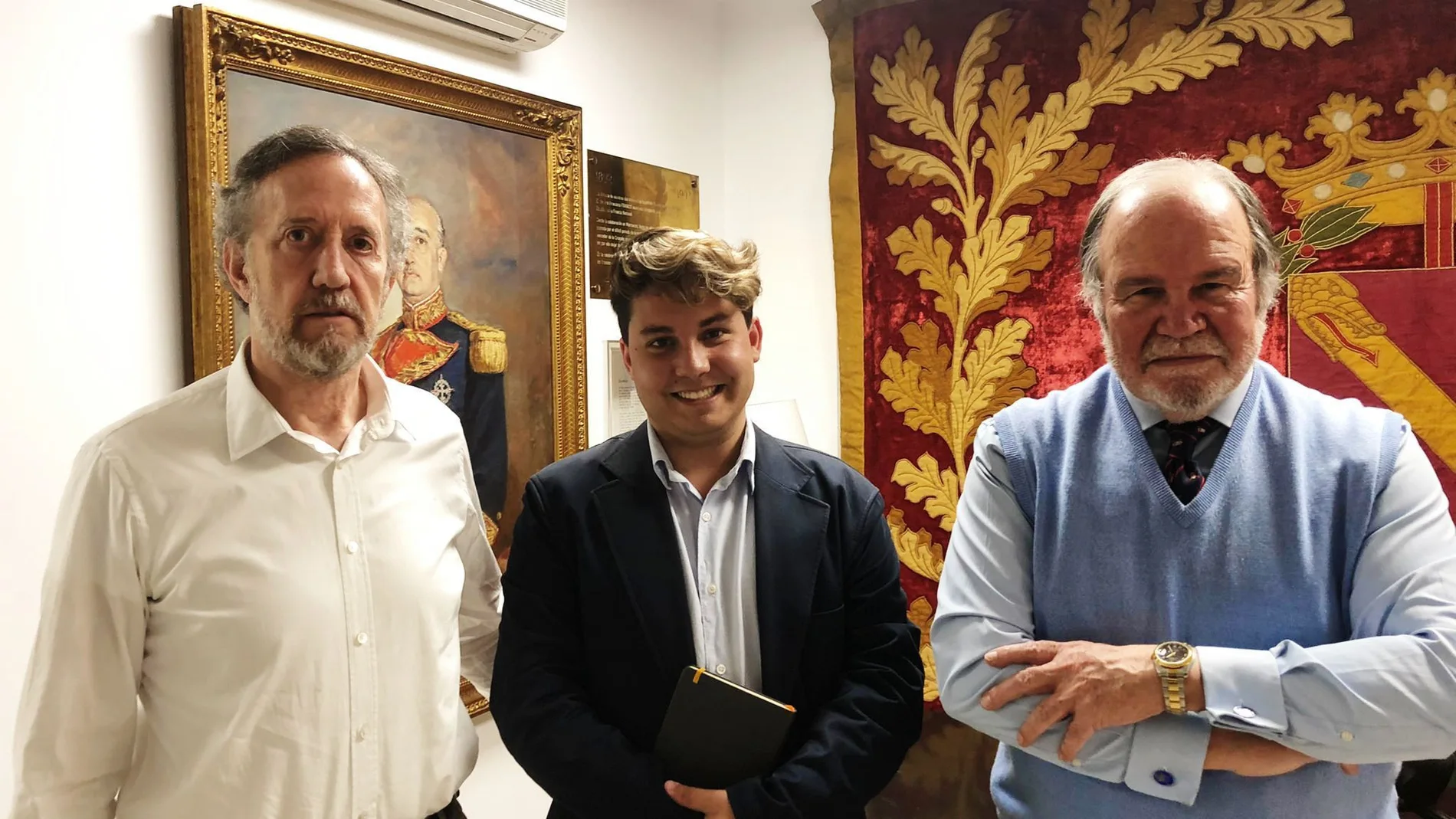 Pablo Hertfelder, entre Jaime Alonso (izqda.), portavoz, y Juan Chicharro, presidente de la Fundación Franco