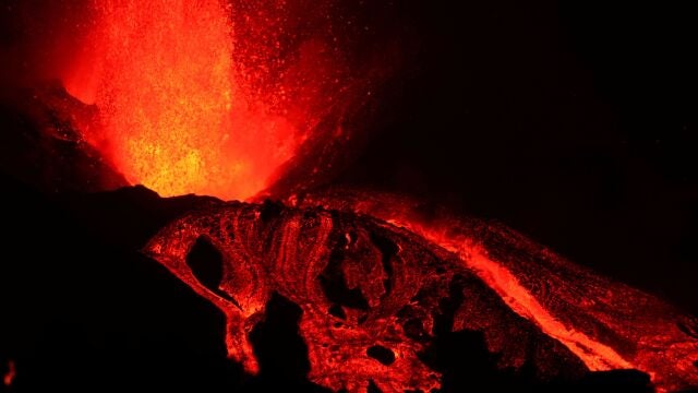 Imagen de la erupción del volcán de Cumbre Vieja. La ruptura del cono ha provocado nuevas coladas de lava