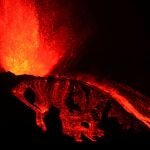 Imagen de la erupción del volcán de Cumbre Vieja. La ruptura del cono ha provocado nuevas coladas de lava