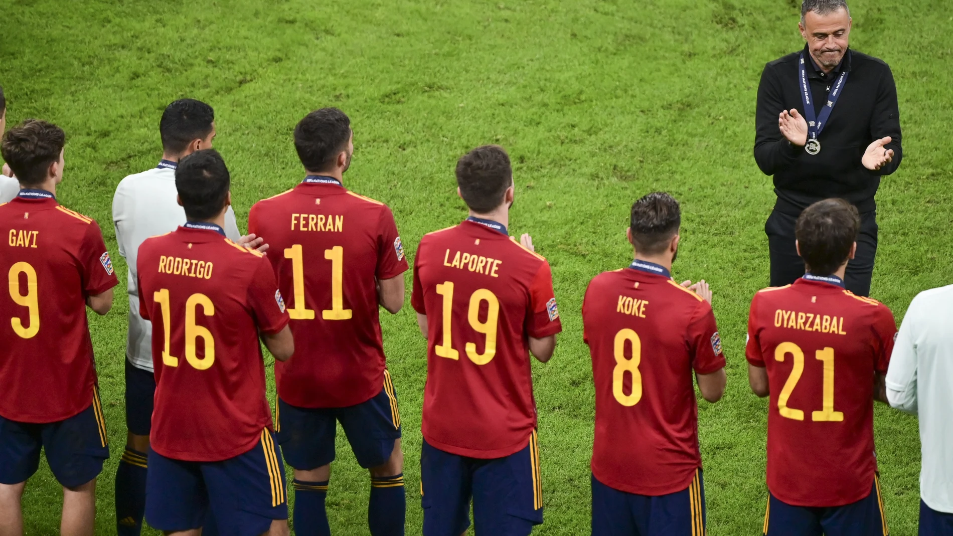 Luis Enrique aplaude a sus chicos después de la final de la Liga de las Naciones