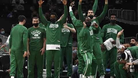 El banquillo de los Celtics, con Juancho Hernangómez, celebra una canasta lograda ante los Raptors