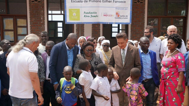 Francisco Martín y Tomás Martín, burgaleses responsables de la ONG Kivu Jambo, que ha llevado a cabo el proyecto de la escuela Esther Fonseca en la isla de Idjwi, en el lago Kivu del Congo, uno de los lugares más pobres del mundo con el apoyo de la Junta de Castilla y León y cuyo proyecto lo lleva a cabo la ONG burgalesa Kivu Jambo. En la imagen, el periodista Jesús Fonseca, colaborador de esta ONG