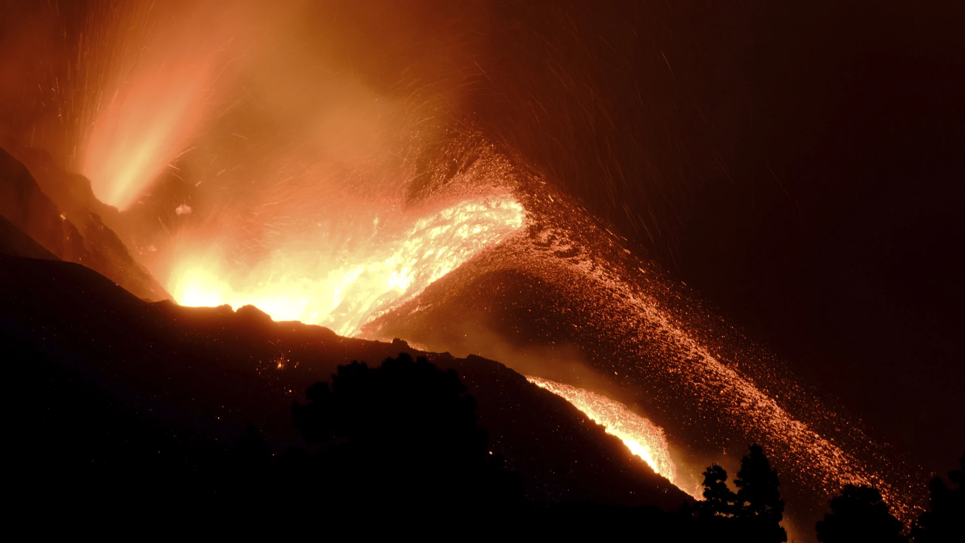 El volcán continúa expulsando lava a gran velocidad tras la rotura del cono