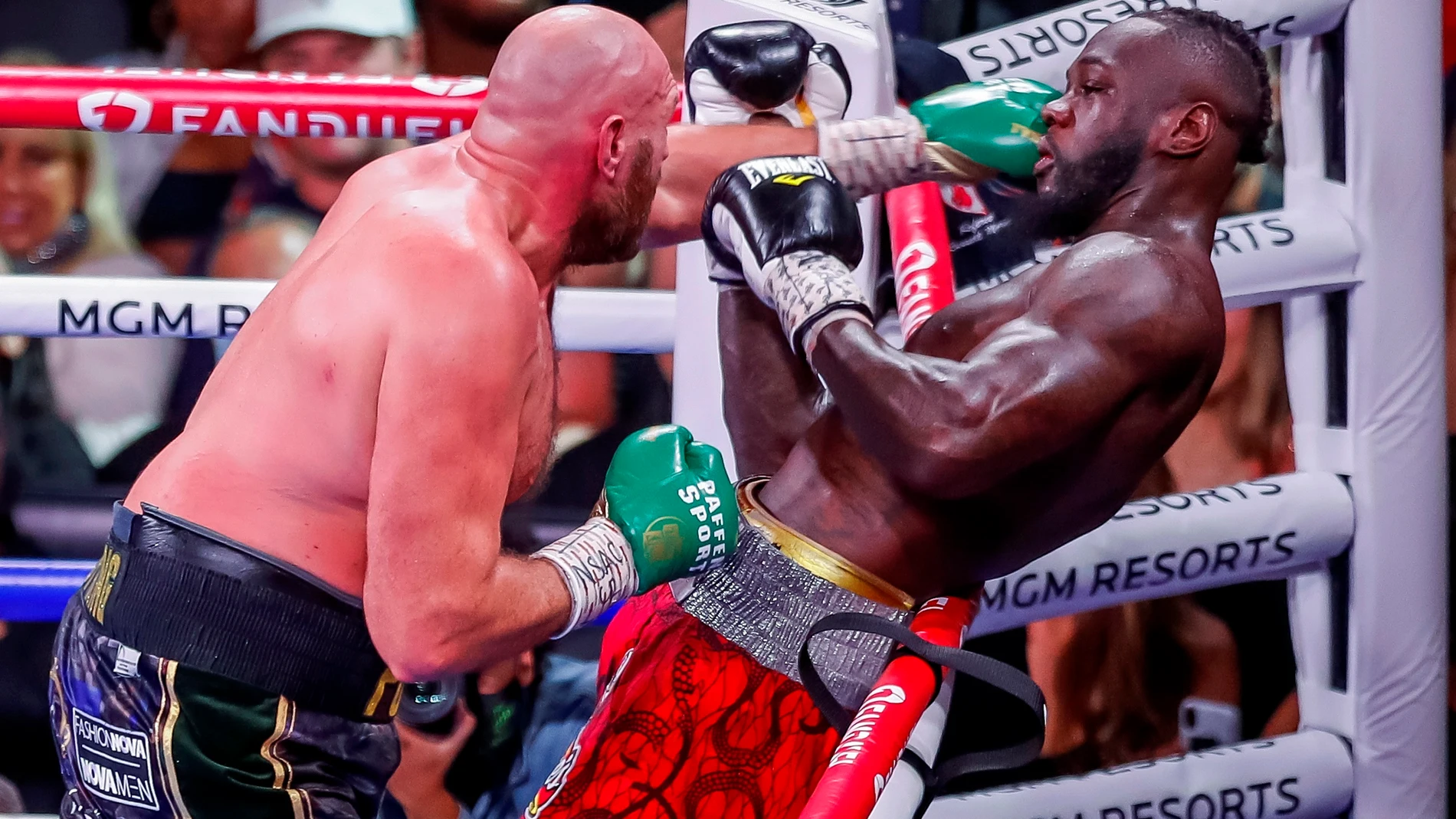 Tyson Fury golpea a Deontay Wilder en su combate por el título de los pesos pesados