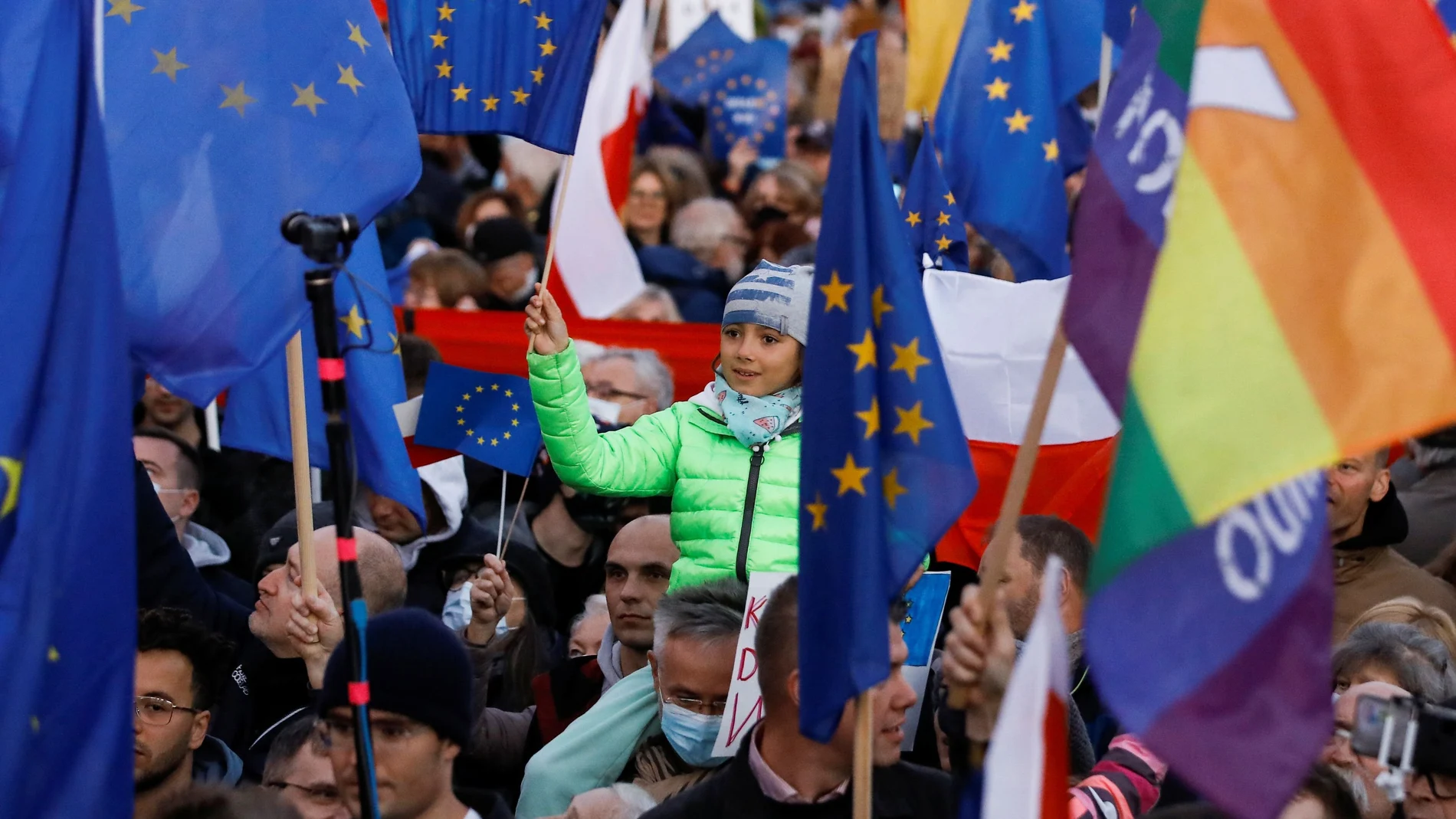 Manifestación a favor de la permanencia de la UE hoy en Varsovia tras el polémico fallo del Tribunal Constitucional