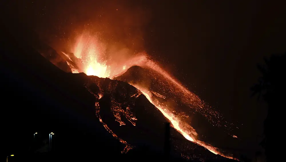 Imagen nocturna del volcán de Cumbre Vieja y una de sus lenguas de lava