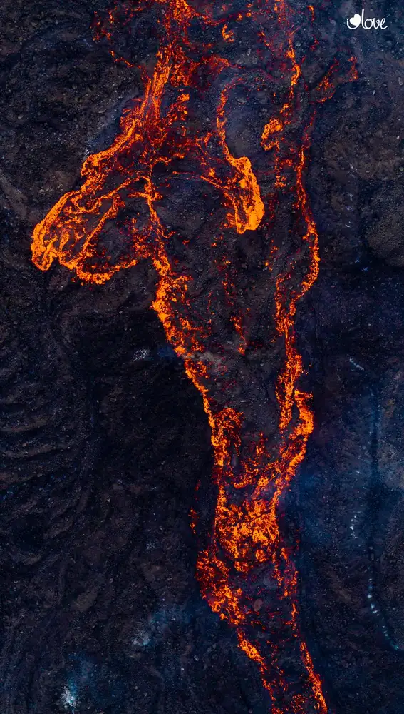 Imagen cercana de una impresionante lengua de lava