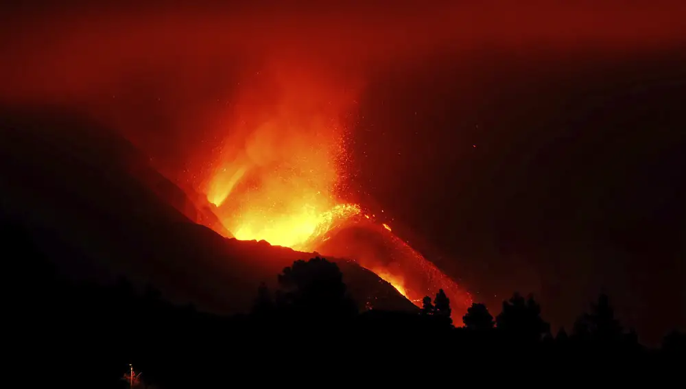 El Volcán de Cumbre Vieja sigue expulsando lava a gran velocidad