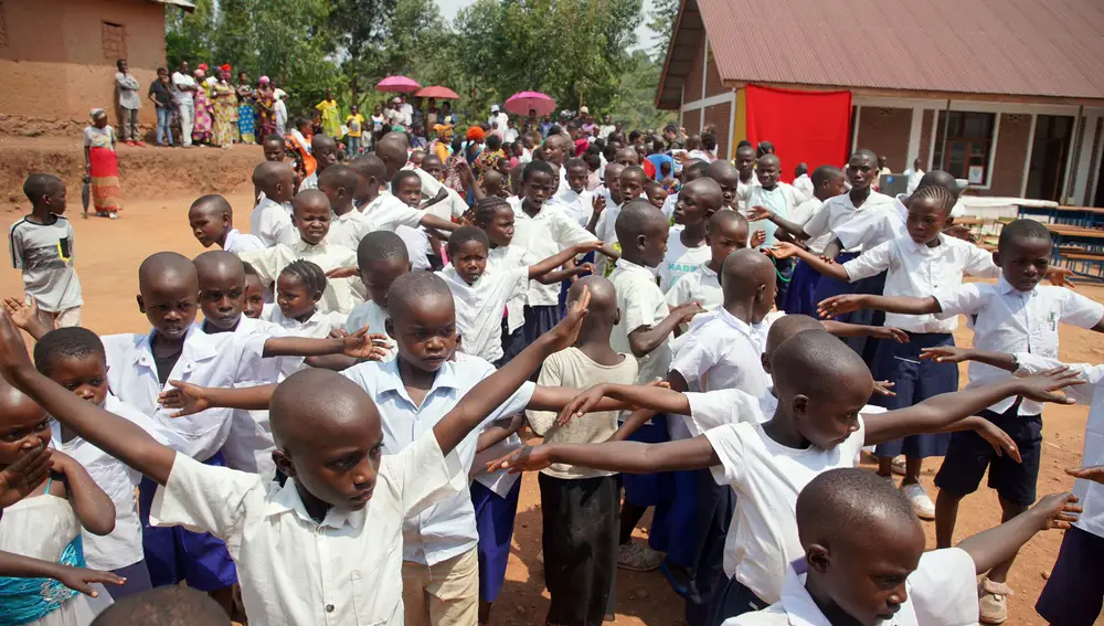 Inauguración de una escuela para niños pobres en la isla de Idjwi, en el lago Kivu del Congo, uno de los lugares más pobres del mundo