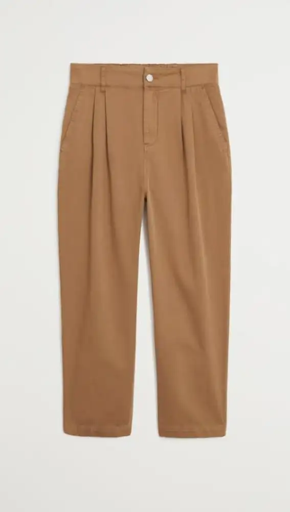 Pantalón con diseño recto en tono marrón.