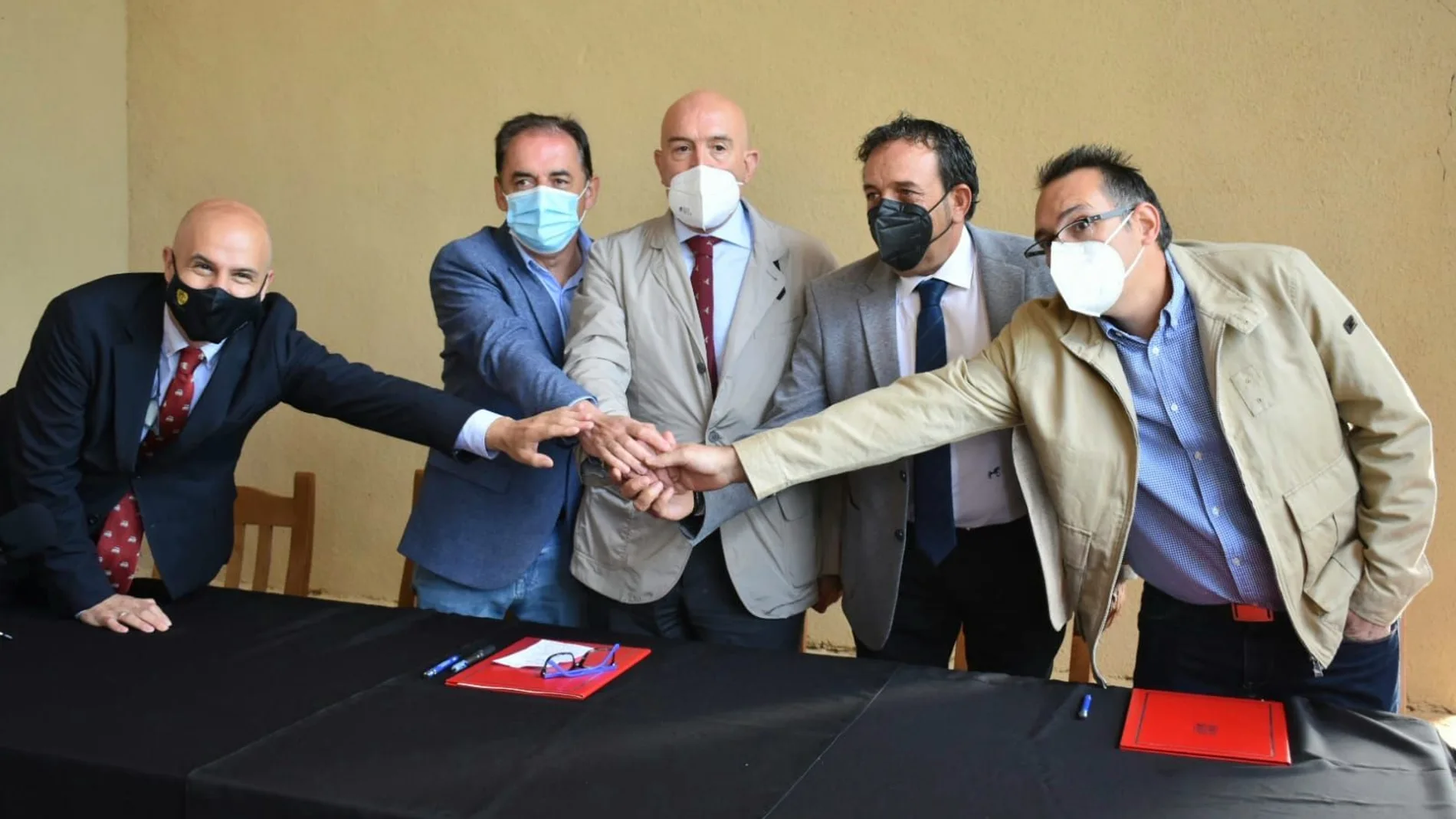 El consejero Jesús Julio Carnero tras firmar el acuerdo para la modernizacion de regadíos en Hinojosa del Campo (Soria)